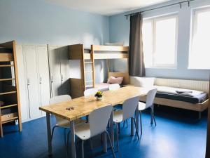 - une salle à manger avec une table, des chaises et des lits superposés dans l'établissement Hostel Inn-Berlin, à Berlin