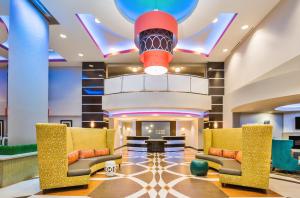 The lobby or reception area at Holiday Inn Express & Suites Eureka, an IHG Hotel