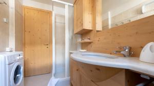 uma casa de banho com um lavatório e uma máquina de lavar roupa em Italianway - Meralda 2 em Santa Caterina di Valfurva