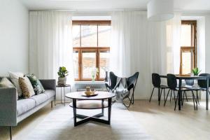 sala de estar con sofá y mesa en Roost Laivasto 12, en Helsinki