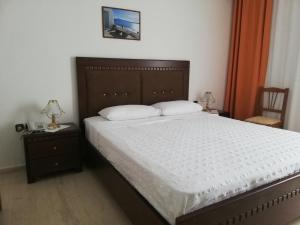 VassiliasにあるHotel Paradiseのベッドルーム1室(ベッド1台、壁掛けテレビ付)