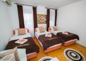 A bed or beds in a room at Pansion Guma Mostar
