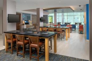 Лаундж или бар в Holiday Inn Express & Suites - North Brunswick, an IHG Hotel