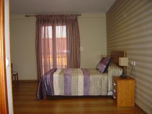 a bedroom with a bed and a window at HOTEL PLAZA in Talarrubias