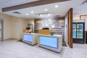 una sala de espera en un hospital con dos mostradores en Holiday Inn Express & Suites - Elkhart North, an IHG Hotel, en Elkhart