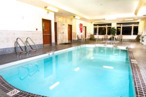 une grande piscine d'eau bleue dans un hôtel dans l'établissement Holiday Inn Hotel & Suites-West Edmonton, an IHG Hotel, à Edmonton