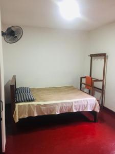 Un pat sau paturi într-o cameră la Chanuka Family Resort