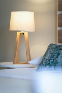 lampa siedząca na stole obok łóżka w obiekcie Paradise apartment in Koukaki w Atenach