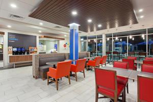 ห้องอาหารหรือที่รับประทานอาหารของ Holiday Inn Express & Suites - Moses Lake, an IHG Hotel