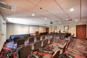 sala konferencyjna z krzesłami, stołem i podium w obiekcie Holiday Inn Express Hotel & Suites Manteca, an IHG Hotel w mieście Manteca