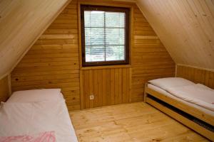 Habitación con 2 camas en una cabaña de madera en CHATA JURAJ, en Mlynky 