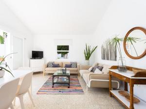 salon z kanapą i stołem w obiekcie Casita 2 caserío de guaza w mieście Guaza