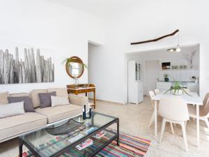 salon z kanapą i stołem w obiekcie Casita 2 caserío de guaza w mieście Guaza