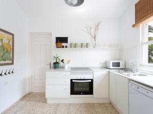 biała kuchnia ze zlewem i kuchenką mikrofalową w obiekcie Casita 2 caserío de guaza w mieście Guaza +17 zdjęć