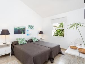 biała sypialnia z łóżkiem i oknem w obiekcie Casita 2 caserío de guaza w mieście Guaza