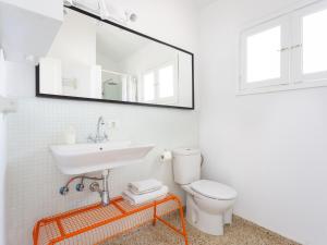 łazienka z umywalką, toaletą i lustrem w obiekcie Casita 2 caserío de guaza w mieście Guaza