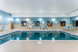 Swimming pool sa o malapit sa Holiday Inn Express Hotel & Suites O'Fallon-Shiloh, an IHG Hotel