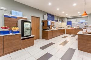 Dapur atau dapur kecil di Holiday Inn Express Hotel & Suites O'Fallon-Shiloh, an IHG Hotel