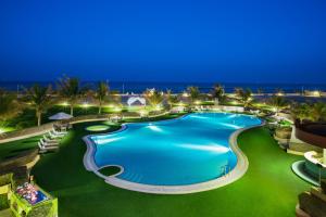 ein Bild eines Pools in einem Resort in der Nacht in der Unterkunft Masira Island Resort in Ḩilf