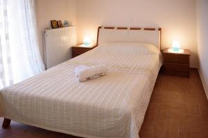 a bedroom with a bed with a towel on it at Villa Mainalo - House near the Forest & Ski resort 