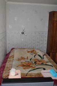 Un pat sau paturi într-o cameră la Апартаменты на ул. Тельмана