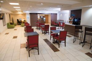 Un restaurante o sitio para comer en Holiday Inn Express Hotel & Suites Elkhart-South, an IHG Hotel