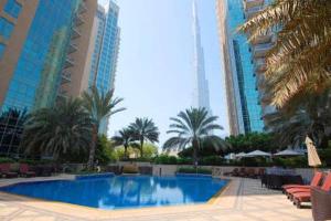 Бассейн в HiGuests - Charming Apt with Terrace Facing Burj Khalifa или поблизости