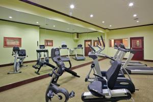 un gimnasio con máquinas de ejercicio cardiovascular y máquinas para correr en Holiday Inn Express Hotel & Suites Dumas, an IHG Hotel, en Dumas
