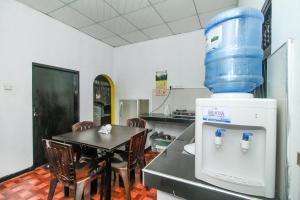 cocina con mesa y dispensador de agua en la nevera en A4 Residence Colombo Airport -by A4 Transit Hub - free pickup & drop Shuttle Serviceトランジットホテルトランジットホテル en Katunayaka