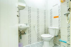 un baño con inodoro y lavabo en Riski Residence Bangkok-noi - Wasit Apartment, en Bangkok 24 fotos más