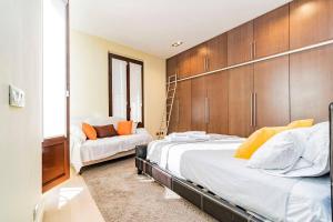Postel nebo postele na pokoji v ubytování Luxury Apartment in La Latina by Batuecas