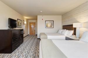 um quarto de hotel com duas camas e uma televisão de ecrã plano em Holiday Inn Express Hotel & Suites Warwick-Providence Airport, an IHG Hotel em Warwick