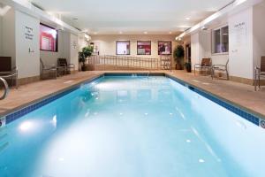 奧格登的住宿－奧格登智選假日酒店，大楼内一个蓝色的大型游泳池