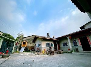 una casa con una mesa de picnic delante de ella en 大厝護龍, en Pingtung City