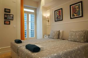 una camera da letto con un letto e una finestra di Lisbon Center Rua Augusta Modern Art Apartment a Lisbona