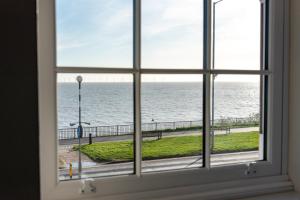 Zimmer mit Meerblick aus dem Fenster in der Unterkunft Kingscliff Hotel in Clacton-on-Sea