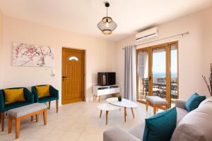Televízia a/alebo spoločenská miestnosť v ubytovaní Maroulas Villas Ioanna & Stavros, stunning views, By ThinkVilla
