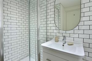 Ένα μπάνιο στο Tuynhuys Self Catering Studio Apartments +26 φωτογραφίες