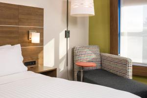 מיטה או מיטות בחדר ב-Holiday Inn Express Hotel & Suites White River Junction, an IHG Hotel