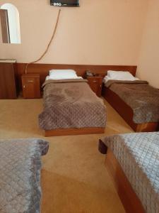 Un pat sau paturi într-o cameră la Stara Vezha Hotel