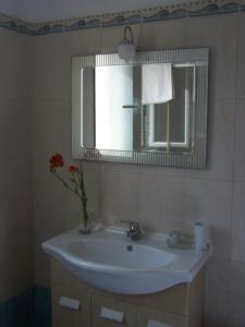 Bathroom sa Manolo s olive farm, apartment with seaview