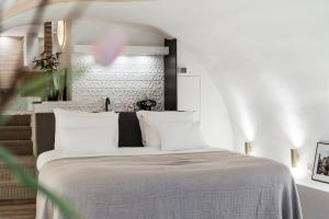 a bedroom with a large bed with white pillows at Cozy Pillow in Utrecht