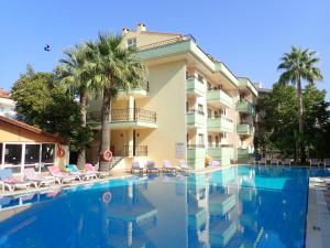 une grande piscine en face d'un bâtiment dans l'établissement Club Palm Garden Keskin Hotel, à Marmaris