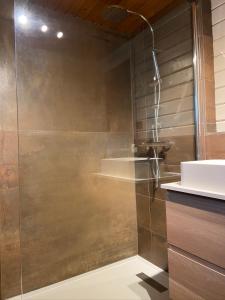 ein Bad mit einer Dusche und einem Waschbecken in der Unterkunft Chalet234 in La Boverie in Rendeux