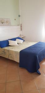 スティンティーノにあるVelaLatinaのベッドルーム1室(大型ベッド1台、青いシーツ付)