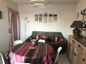 sala de estar con mesa y sofá en Apartment Prado, en Biarritz