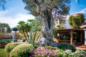 A garden outside New! Villa Sa Caleta PERFECTA PARA FAMILIAS