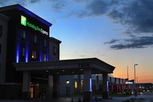 un edificio con un cartel en la parte superior en Holiday Inn Express & Suites Omaha South Ralston Arena, an IHG Hotel en Omaha