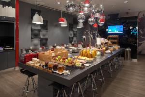 un desayuno buffet en un hotel con comida en una barra en ibis London Blackfriars en Londres