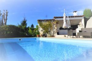 Gallery image of Magnifique villa l'Ibis pour 8 personnes, piscine, clim,parc et parking in Arles